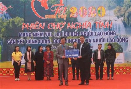 Tôn vinh các tổ chức, cá nhân có nhiều đóng góp trong quan tâm, chăm lo đời sống vật chất cho đoàn viên, người lao động. Ảnh: Chu Hiệu - TTXVN