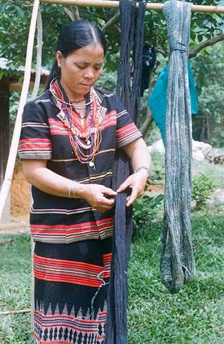Chị Zơrâm Bằng với kỹ thuật tạo hoa văn gợn sóng trên nền thổ cẩm Cơ Tu mà chị vừa thực hiện xong. Ảnh: S.G.P