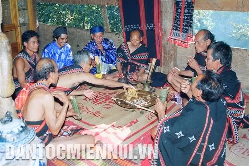 Già làng Gié-Triêng say sưa trong điệu trống. Ảnh: Tấn Vịnh Các già làng gặp nhau trong lễ kết nghĩa và chuẩn bị hát lý. Ảnh: Tấn Vịnh