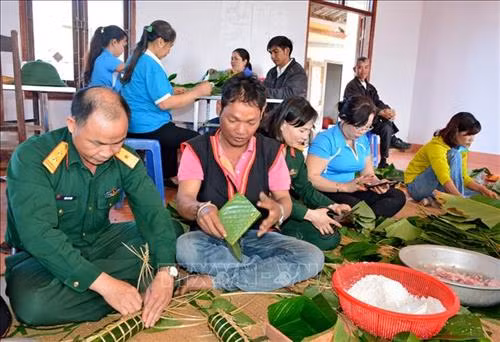 Cán bộ, chiến sỹ Trung đoàn Kinh tế - Quốc phòng 710, Binh đoàn 15, Bộ Quốc phòng đã tổ chức chương trình “Xuân đoàn kết – Tết yêu thương” cho bà con nghèo tại 2 xã biên giới Ia Piơr và Ia Mơ, huyện Chư Prông, tỉnh Gia Lai. ảnh: Hồng Điệp - TTXVN