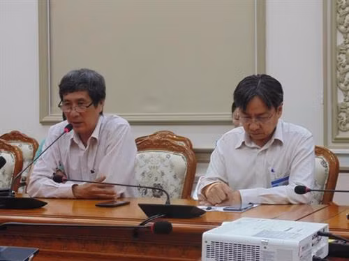 Ông Bùi Minh Bình, Hiệu trưởng Trường THPT Long Thới (người ngồi, bên trái) báo cáo tiến độ giải quyết vụ việc. Ảnh: sggp.org.vn