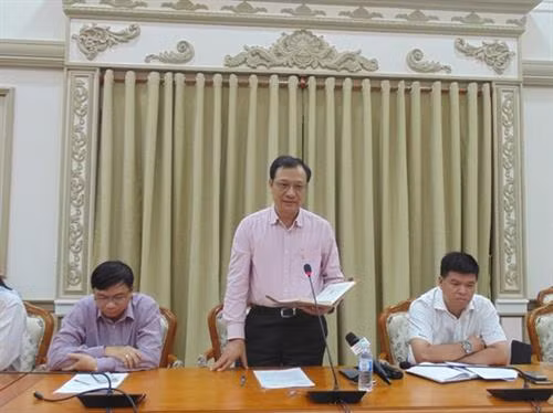 Phó giám đốc Sở GD-ĐT Thành phố Hồ Chí Minh Lê Hoài Nam (đứng) cho biết sẽ sớm giải quyết chuyển trường cho học sinh. Ảnh: sggp.org.vn