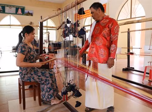 Nghệ nhân Hợp tác xã dịch vụ, sản xuất, kinh doanh dệt thổ cẩm Mỹ Nghiệp (huyện Ninh Phước) khôi phục lại những hoa văn cổ trên thổ cẩm. Ảnh: Nguyễn Thành - TTXVN