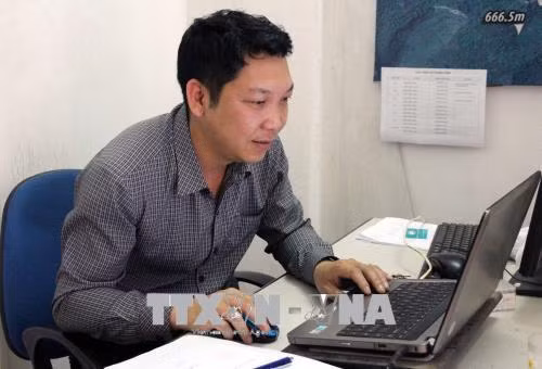 Anh Vũ Văn Quý (sinh năm 1981) hiện là Phó Trưởng Đài Phát thanh - Truyền hình thành phố Sơn La, phục trách mảng kĩ thuật. Ảnh: Diệp Anh - TTXVN