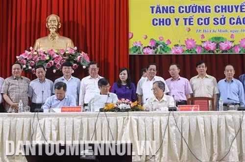 Lễ ký kết tăng cường chuyển giao kỹ thuật cho y tế cơ sở giữa các bệnh viện tuyến Trung ương, bệnh viện tuyến cuối tại Thành phố Hồ Chí Minh với Sở Y tế và các trung tâm y tế quận, huyện có trạm y tế xã, phường làm điểm. Ảnh: Linh Giang
