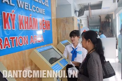Nhân viên Bệnh viện Quận Thủ Đức hướng dẫn người dân đăng ký khám bệnh trực tuyến. Ảnh: Đinh Hằng