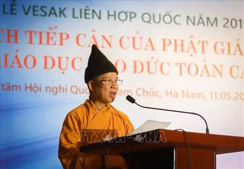 Thượng toạ Thích Thanh Quyết, Phó Chủ tịch Hội đồng Trị sự Trung ương Giáo hội Phật giáo Việt Nam phát biểu khai mạc hội thảo chuyên đề: “Cách tiếp cận của Phật giáo về giáo dục đạo đức toàn cầu”. Ảnh: Trọng Đạt – TTXVN