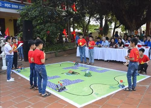 Phần trình diễn bằng Robot đến từ các chuyên gia của Học viện Kidscode STEM. Ảnh: Văn Dũng – TTXVN