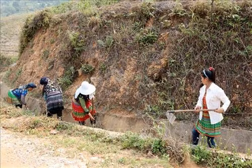 Thực hiện nếp sống văn hóa mới, người dân bản Khau Giềng xã Hố Mít dọn dẹp vệ sinh hệ thống kênh mương thủy lợi, đường vào thôn bản vào những ngày cuối tuần theo quy ước chung của bản đề ra. Ảnh: Quý Trung – TTXVN