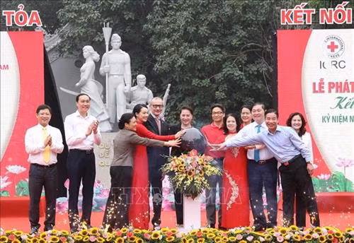 Chủ tịch Quốc hội Nguyễn Thị Kim Ngân và các đại biểu bấm nút khai trương việc đặt thùng Quỹ Nhân đạo tại Bưu điện Hà Nội, 75 phố Đinh Tiên Hoàng, quận Hoàn Kiếm. Ảnh: Trọng Đức – TTXVN
