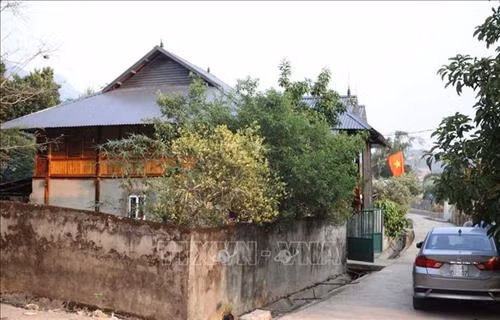 Đường thôn bản được xây dựng khang trang sạch sẽ tại bản Pá Kim, xã Trung Đồng huyện Tân Uyên. Nhờ công tác dân vận tốt nên người dân biết cách làm kinh tế, nhiều hộ đã thoát nghèo, những ngôi nhà khang trang của người dân mọc lên ngày một nhiều. Ảnh: Quý Trung – TTXVN