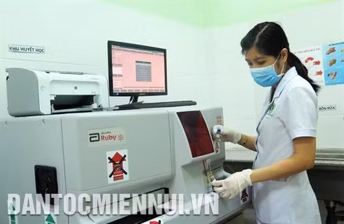 Lọc thận nhân tạo tại Trạm y tế phường Bình Chiểu, quận Thủ Đức. Ảnh: Linh Giang