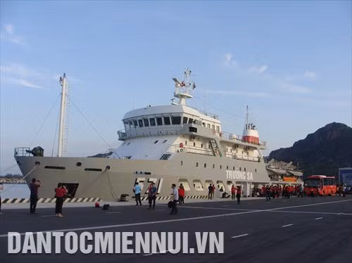 Các đại biểu lên tàu Trường Sa mang số hiệu 571 ra thăm, làm việc với quân và dân trên quần đảo Trường Sa và Nhà giàn DK1. Ảnh: Mai Hưng