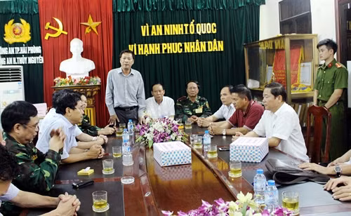 Bí thư Tỉnh ủy Quảng Ninh Nguyễn Văn Đọc biểu dương, khen thưởng Ban chuyên án điều tra vụ án. Ảnh: Nguyễn Hoàng- TTXVN