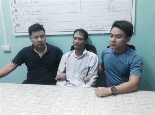 Đối tượng Doãn Trung Dũng (giữa) nghi phạm chính gây ra vụ thảm sát 4 bà cháu ở thành phố Uông Bí (Quảng Ninh) tại cơ quan điều tra. Ảnh: Nguyễn Hoàng- TTXVN