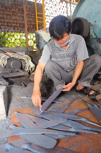 Anh Tiến đang tạo hình cho sản phẩm dao rựa chất lượng cao.
