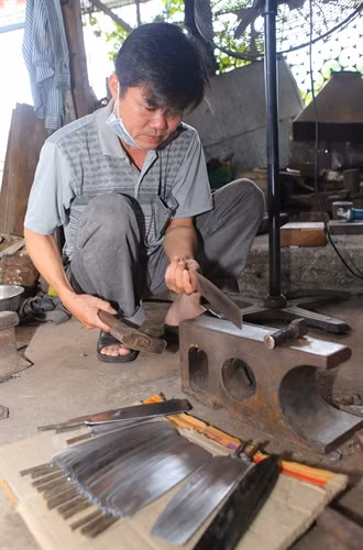 Anh Tiến hoàn thiện sản phẩm dao siêu sạch do anh tự sáng chế.