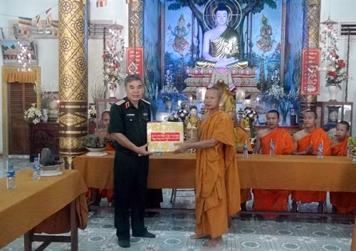 Thiếu tướng Nguyễn Đoàn Kết tặng quà cho Hội Đoàn kết sư sãi yêu nước của tỉnh Vĩnh Long