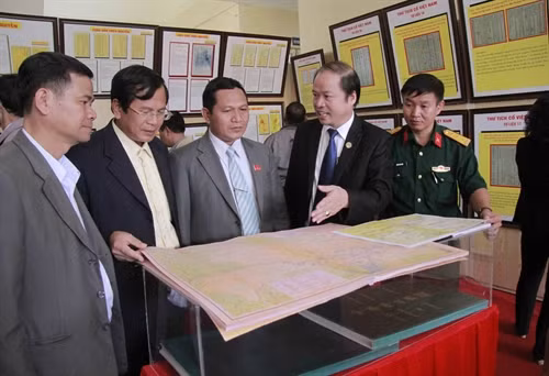 Khách tham quan triển lãm.