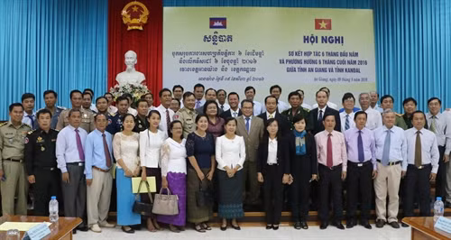 Các đại biểu chụp ảnh kỷ niệm sau lễ ký kết. Ảnh: Công Mạo-TTXVN