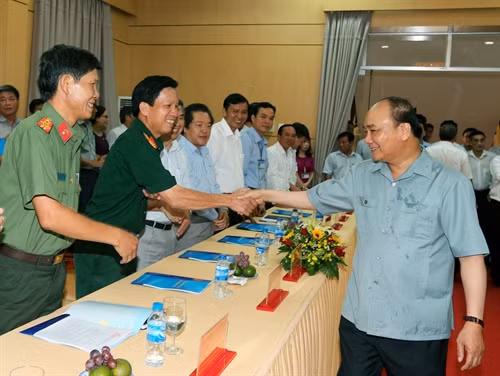 Thủ tướng Nguyễn Xuân Phúc với cán bộ tỉnh Quảng Ngãi. Ảnh: Thống Nhất-TTXVN