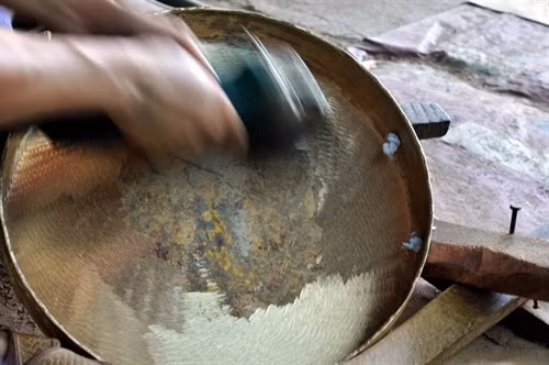 Mài tạo hình dáng thẩm mỹ cho chiêng.