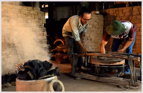 Hai cha con nghệ nhân Dương Quốc Thuần ghép ép khuôn để chuẩn bị cho đổ chiên.