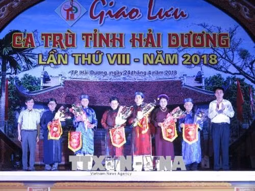 Trao tặng hoa và cờ lưu niệm cho các câu lạc bộ tham gia chương trình giao lưu. Ảnh: Mạnh Minh- TTXVN