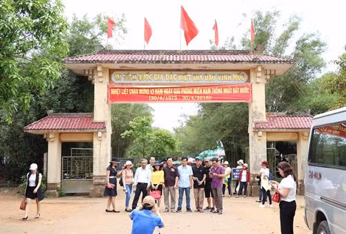Du khách đến với Di tích Quốc gia Đặc biệt Địa đạo Vịnh Mốc. Ảnh: Nguyên Lý-TTXVN