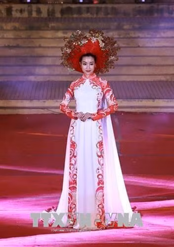 Hoa hậu Việt Nam 2016 Đỗ Thị Mỹ Linh trong trang phục áo dài của Nhà thiết kế Ngô Nhật Huy tại buổi trình diễn. Ảnh: Hoàng Hùng – TTXVN