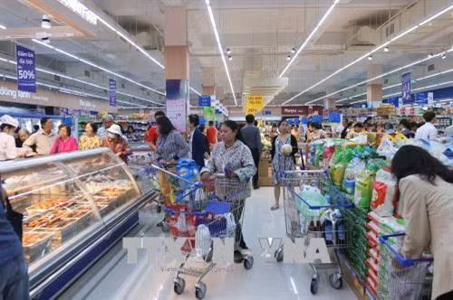 Người tiêu dùng mua sắm tại hệ thống Co.op mart (Saigon Co.op). Ảnh: Thanh Vũ-TTXVN