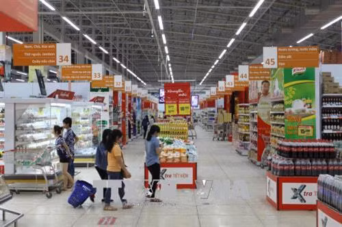 Người tiêu dùng mua sắm tại đại siêu thị Co.op Extra. Ảnh: Thanh Vũ-TTXVN