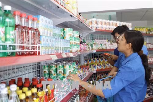 Người tiêu dùng mua sắm tại cửa hàng Co.op Thanh niên. Ảnh: Thanh Vũ-TTXVN
