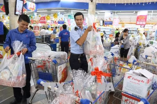 Hỗ trợ người tiêu dùng mua sắm tại hệ thống Co.op mart (Saigon Co.op). Ảnh: Thanh Vũ-TTXVN