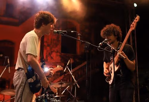 Ban nhạc rock Lysistrata – Pháp biểu diễn tạo nên bầu không khí sôi động cuồng nhiệt tại sân khấu Cung An Định. Ảnh: Hoàng Hùng - TTXVN