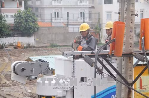 Thi công trên đường dây đang mang điện (live-line working) để giảm thiểu thời gian gián đoạn cung cấp điện. Ảnh: Thanh Vũ – TTXVN