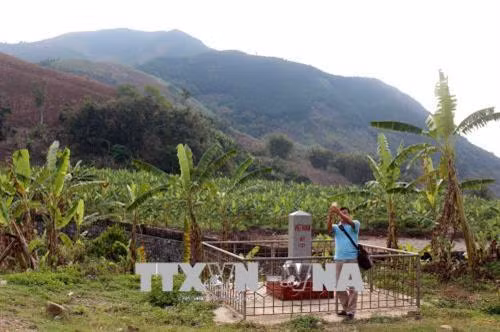 Đường biên giới ngăn cách giữa bản Pô Tô (Việt Nam) và bản Cửa Cải (Trung Quốc) chỉ bằng một bức tường của con mương nhỏ. Ảnh: Công Tuyên – TTXVN