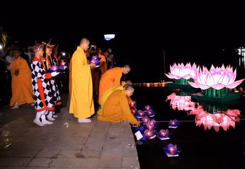 Quang cảnh lễ hội hoa đăng "Tỏa sáng niềm tin" trên dòng sông Hương. Ảnh: Hồ Cầu-TTXVN Quang cảnh lễ hội hoa đăng "Tỏa sáng niềm tin" trên dòng sông Hương. Ảnh: Hồ Cầu-TTXVN Lễ thả hoa đăng trên dòng sông Hương. Ảnh: Hồ Cầu-TTXVN
