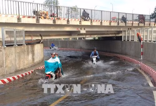 Đường chui cầu Bình Triệu bị ngập. Ảnh: Trần Xuân Tình - TTXVN