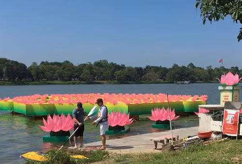 Những bông hoa sen được trang trí trên sông Hương trong Chương trình nghệ thuật "Tỏa sáng niềm tin". Ảnh: Quốc Việt-TTXVN