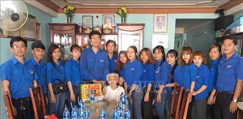 Đoàn Thanh niên Khu Công nghiệp Tân Tạo thăm, tặng quà Mẹ Việt Nam Anh hùng. Ảnh: TTXVN