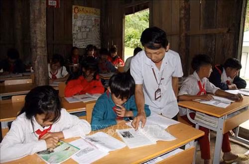 Giờ học của học sinh dân tộc Mảng. Ảnh: Việt Hoàng-TTXVN
