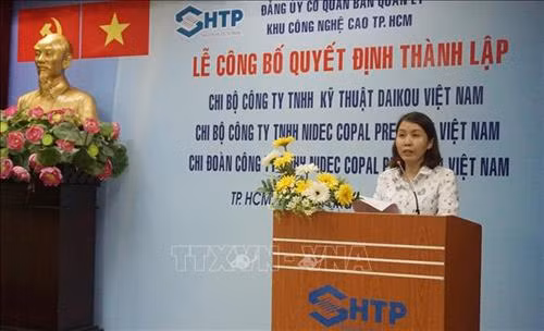 Bí thư Chi bộ Công ty TNHH Nidec Copal Precision Việt Nam (Khu Công nghệ cao Thành phố Hồ Chí Minh) thông qua Chương trình hành động tại buổi thành lập Chi bộ tháng 10/2018. Ảnh: Thu Hoài - TTXVN