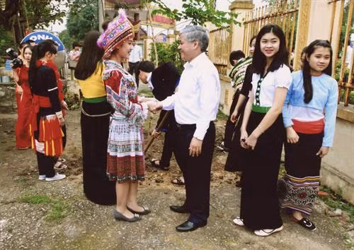 Bộ trưởng, Chủ nhiệm Ủy ban Dân tộc Đỗ Văn Chiến gặp gỡ, động viên các em học sinh là đồng bào dân tộc thiểu số cố gắng học tập tốt.