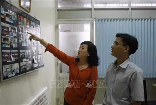 Bí thư Đảng ủy Khu Công nghiệp Tân Tạo Nguyễn Thị Thanh Thúy giới thiệu về hoạt động của Đảng ủy và các chi bộ. Ảnh: Tiến Lực - TTXVN