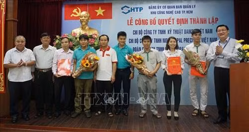 Trao quyết định thành lập Chi bộ Công ty TNHH Kỹ thuật Daikou Việt Nam và Chi bộ Công ty TNHH Nidec Copal Precision Việt Nam (Khu Công nghệ cao Thành phố Hồ Chí Minh) tháng 10/2018. Ảnh: Thu Hoài - TTXVN