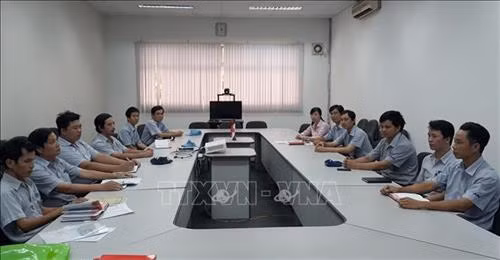 Một buổi sinh hoạt của Chi bộ Công ty TNHH Juki Việt Nam (khu chế xuất Tân Thuận). Ảnh: TTXVN