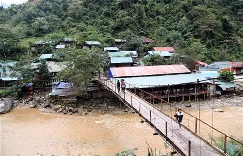 Cộng đồng dân tộc Mảng thường cư trú tại địa hình khó khăn, chia cắt, biệt lập với bên ngoài. Ảnh: Việt Hoàng - TTXVN