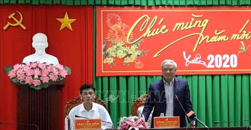 Phó Chủ tịch Quốc hội Uông Chu Lưu chúc mừng năm mới cán bộ và nhân dân tỉnh Sóc Trăng. Ảnh: Trung Hiếu - TTXVN