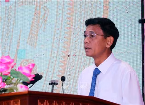 Đồng chí Lâm Văn Mẫn, Ủy viên Dự khuyết BCH Trung ương, Phó Bí thư Tỉnh ủy Sóc Trăng phát biểu tại Lễ kỷ niệm 90 năm Ngày thành lập Đảng Cộng sản Việt Nam. Ảnh: Trung Hiếu - TTXVN